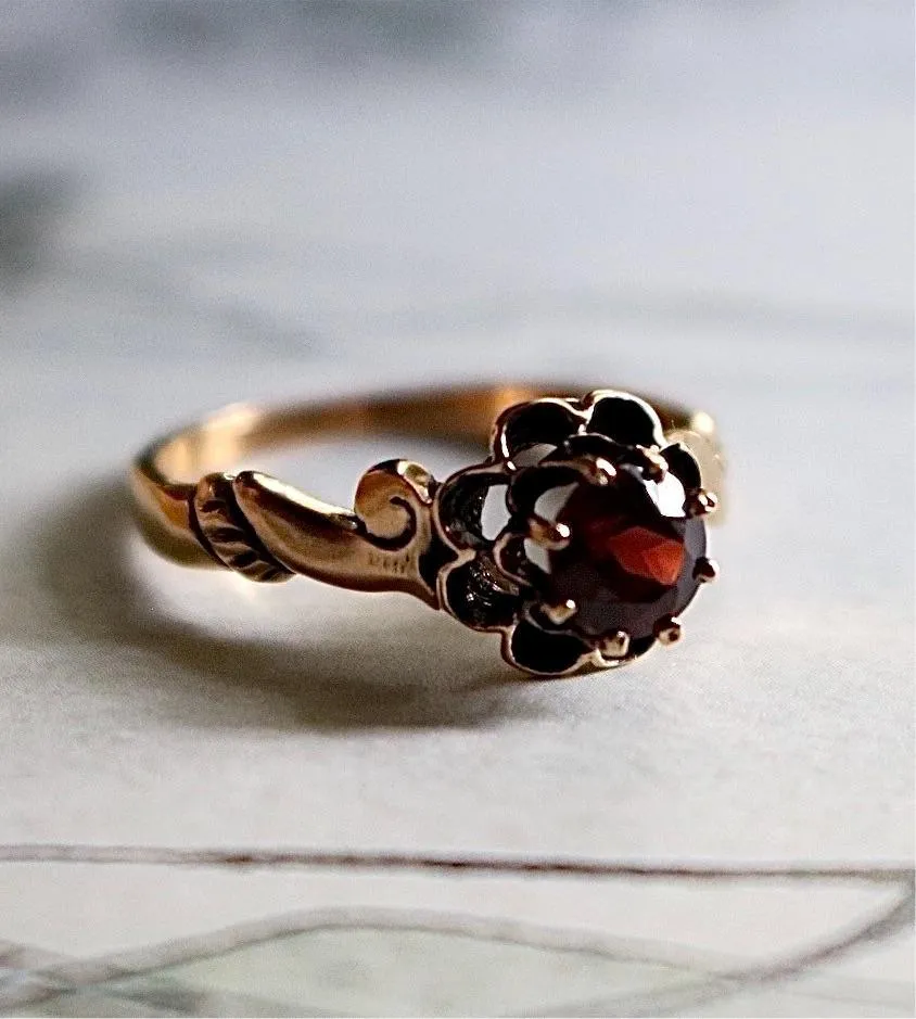 14k Gold Vintage Garnet Ring