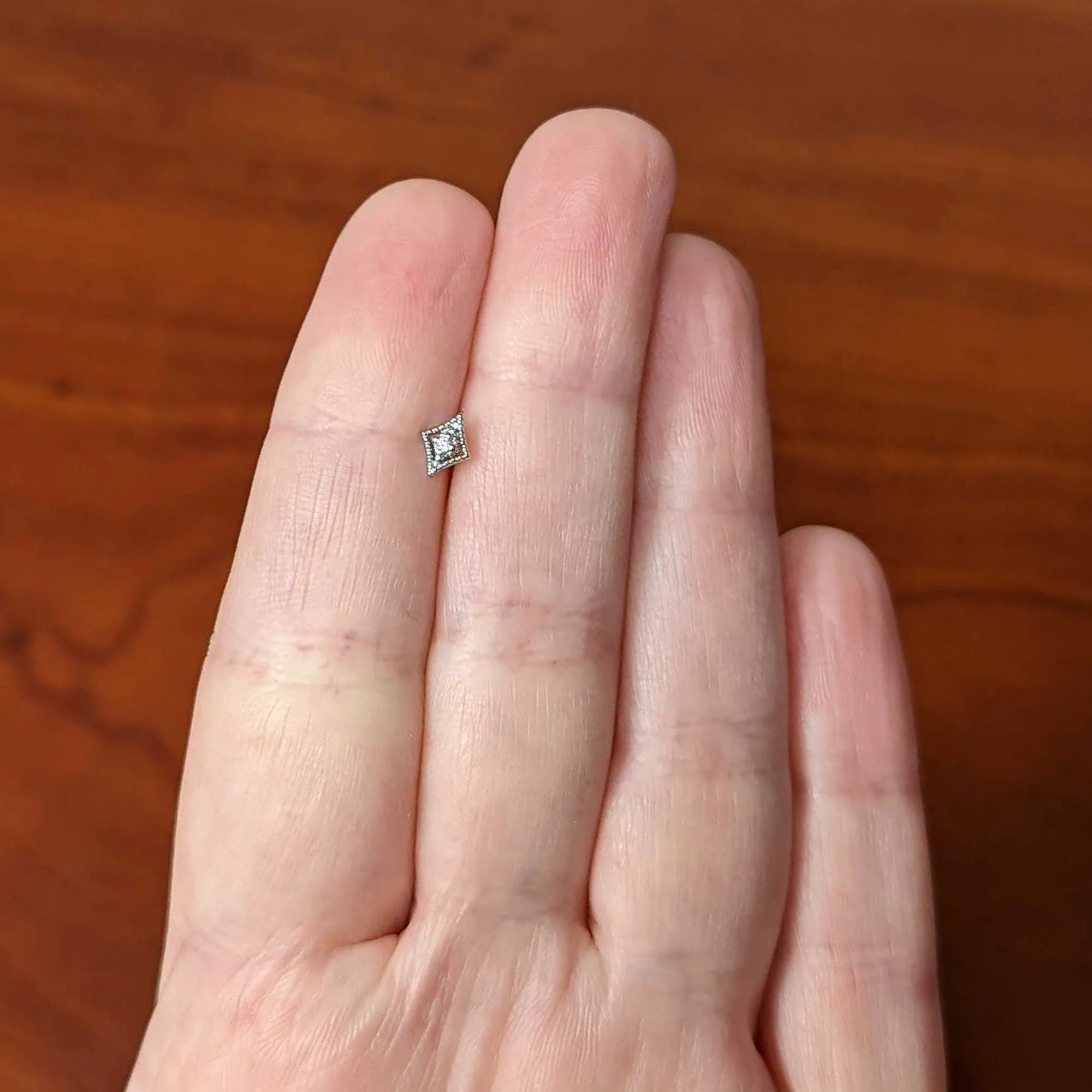 20 Gauge 7mm Clear CZ Gem Deco Texture Rhombus L Shape Nose Ring