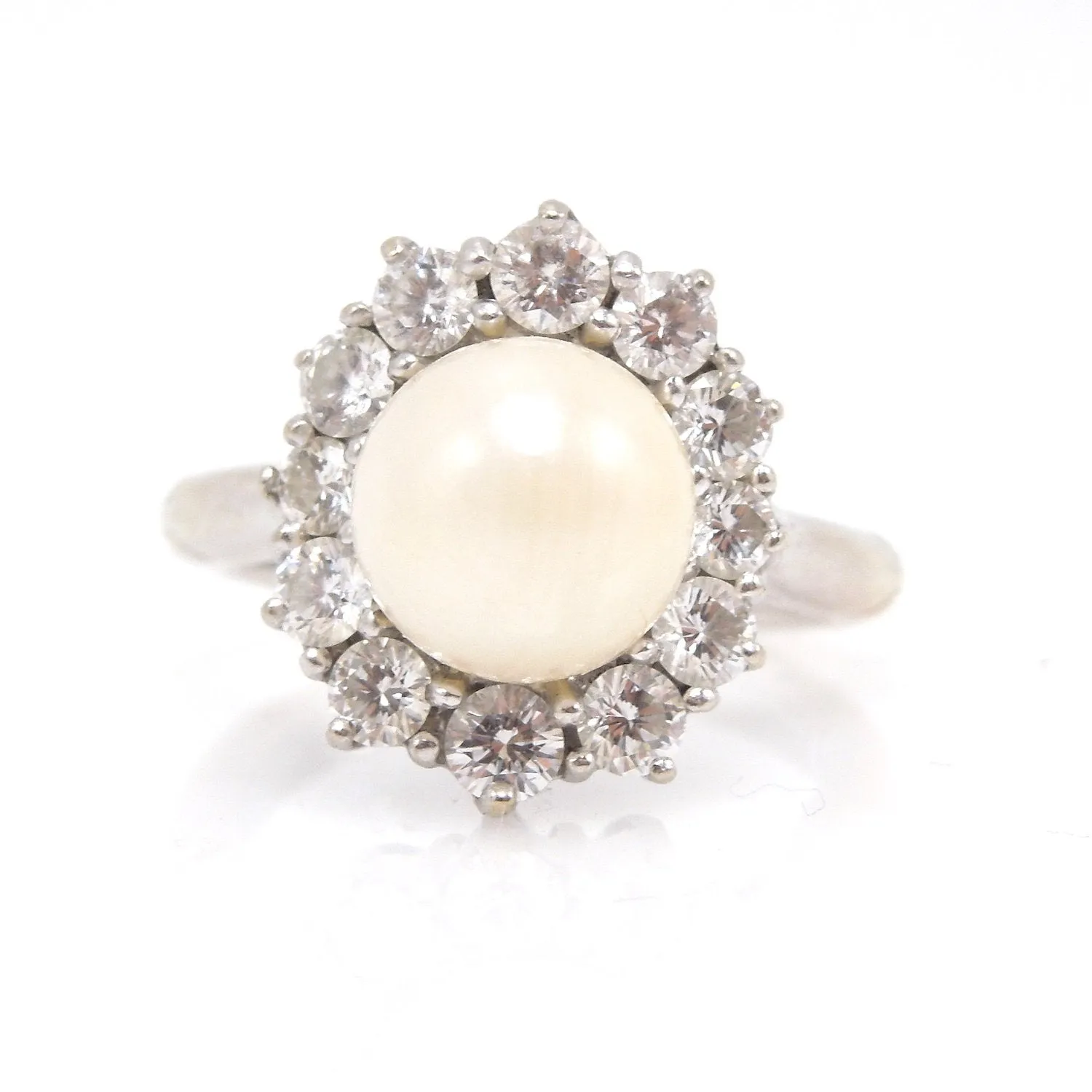 8mm White-Yellow Pearl Surrounded by Halo of 0.76ct Diamonds