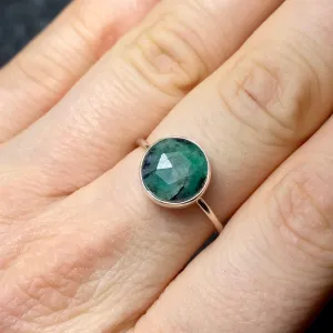 Dainty Modish Stacker Ring :: Rosecut Emerald :: Size 6