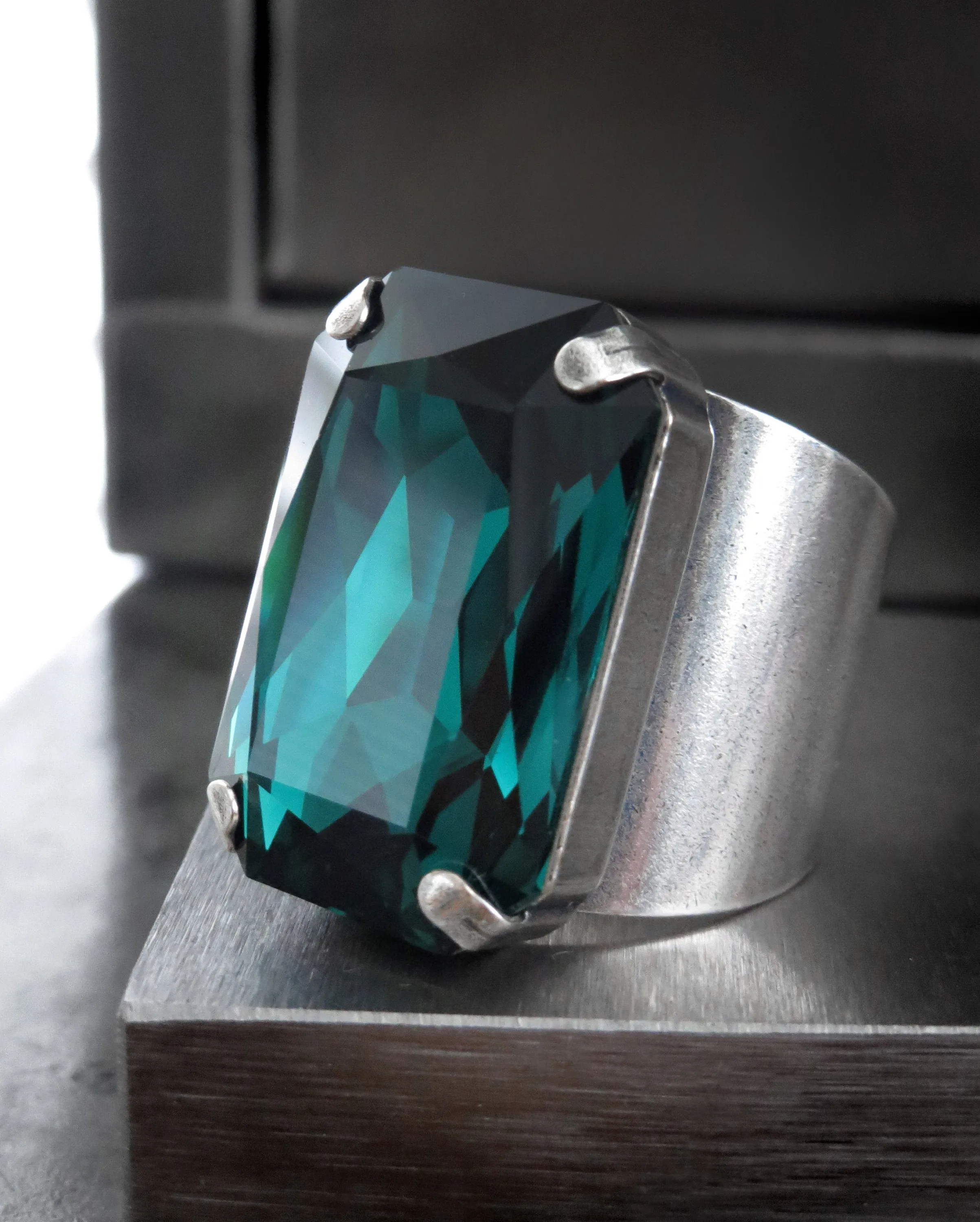 OZ - Emerald Green Crystal Cocktail Ring