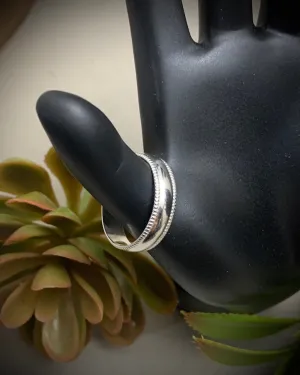 Ring: Dainty Border