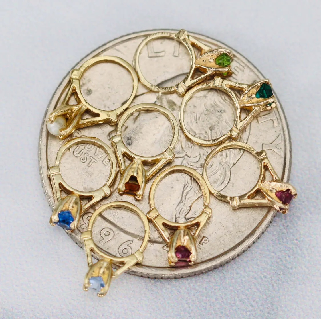 SPECIAL: Mini ring in 14k yellow gold - light green August