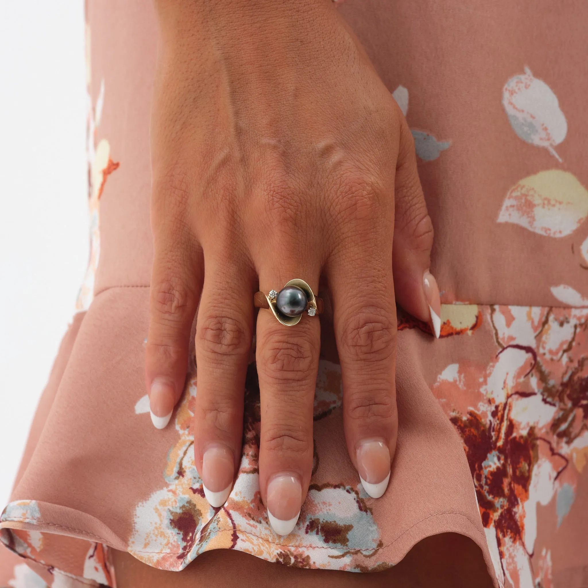 Tahitian Black Pearl Ring in Gold with Diamonds - 9-10mm