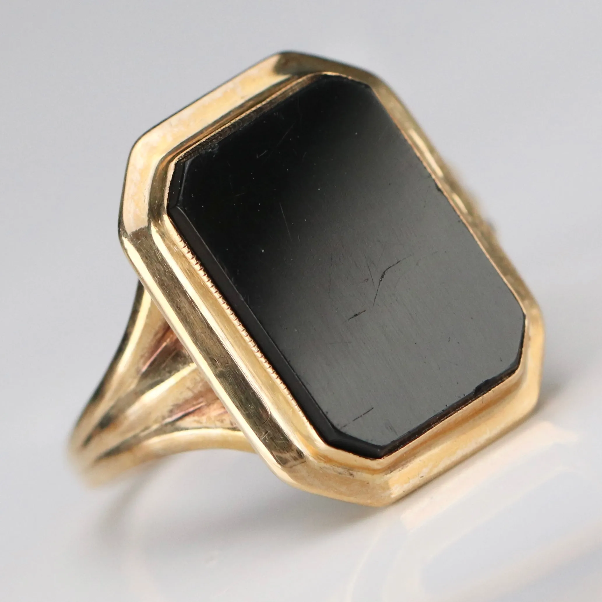 Vintage onyx ring in yellow gold