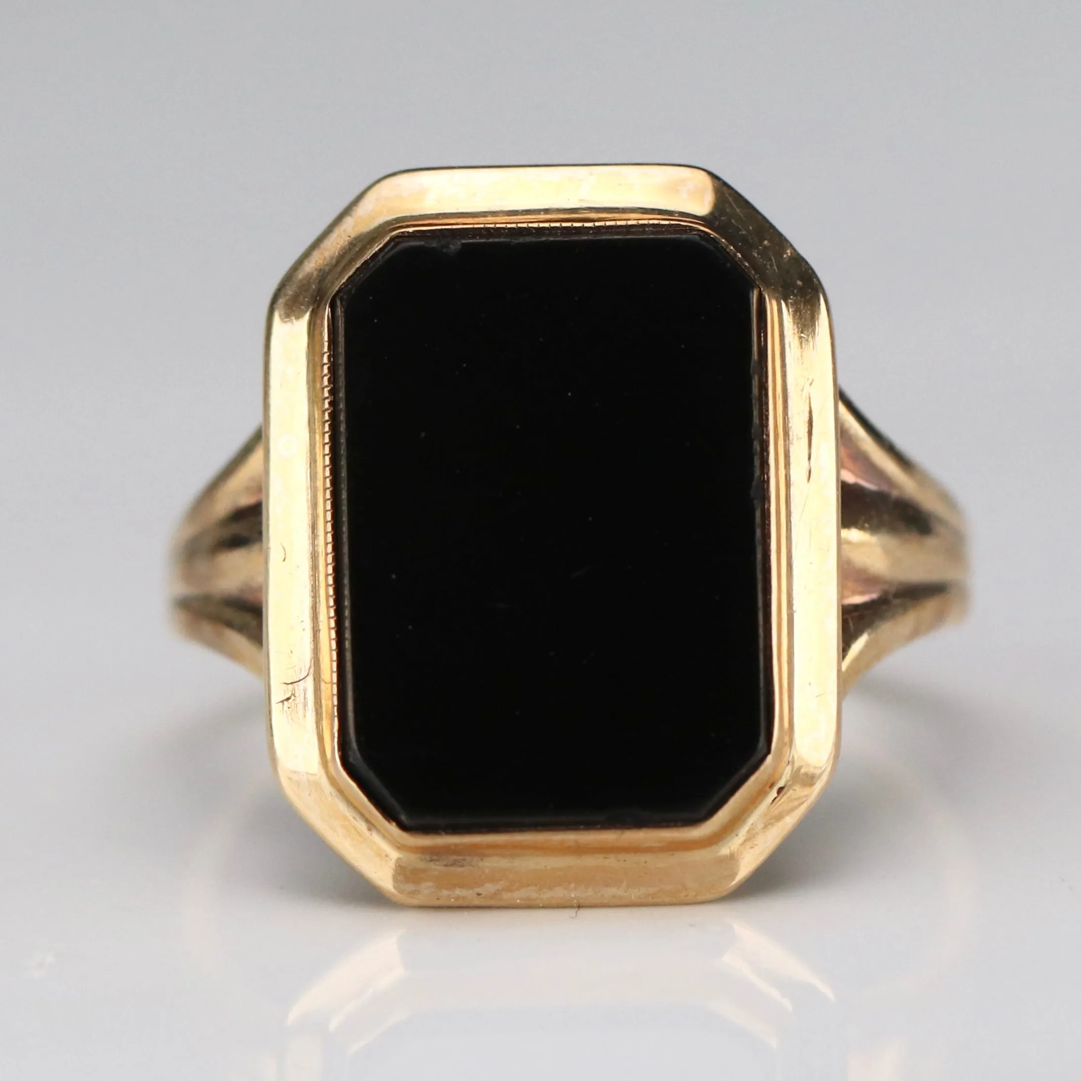 Vintage onyx ring in yellow gold
