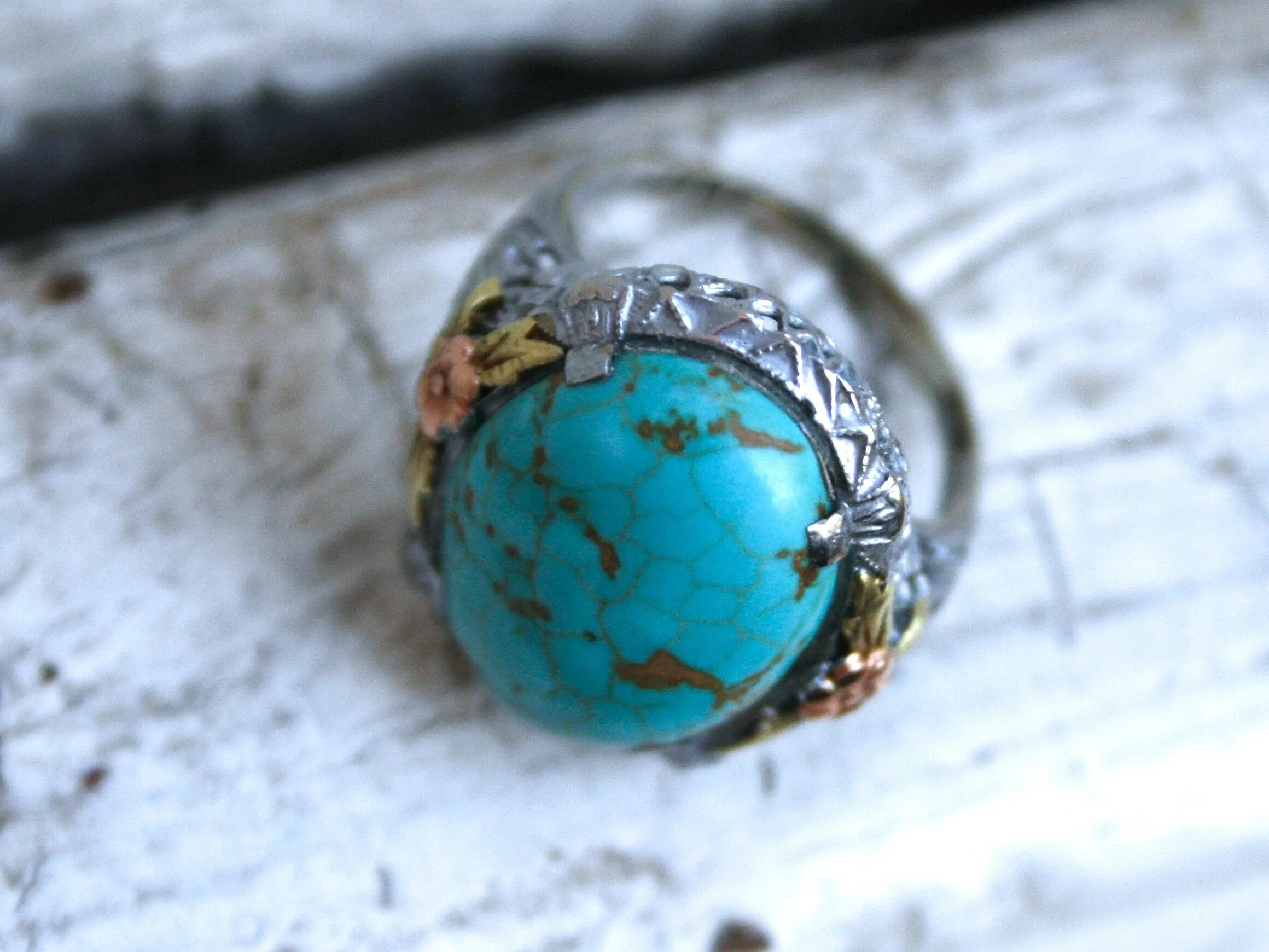 Wonderful Vintage 10K White, Yellow, and Rose Gold Turquoise Ring.