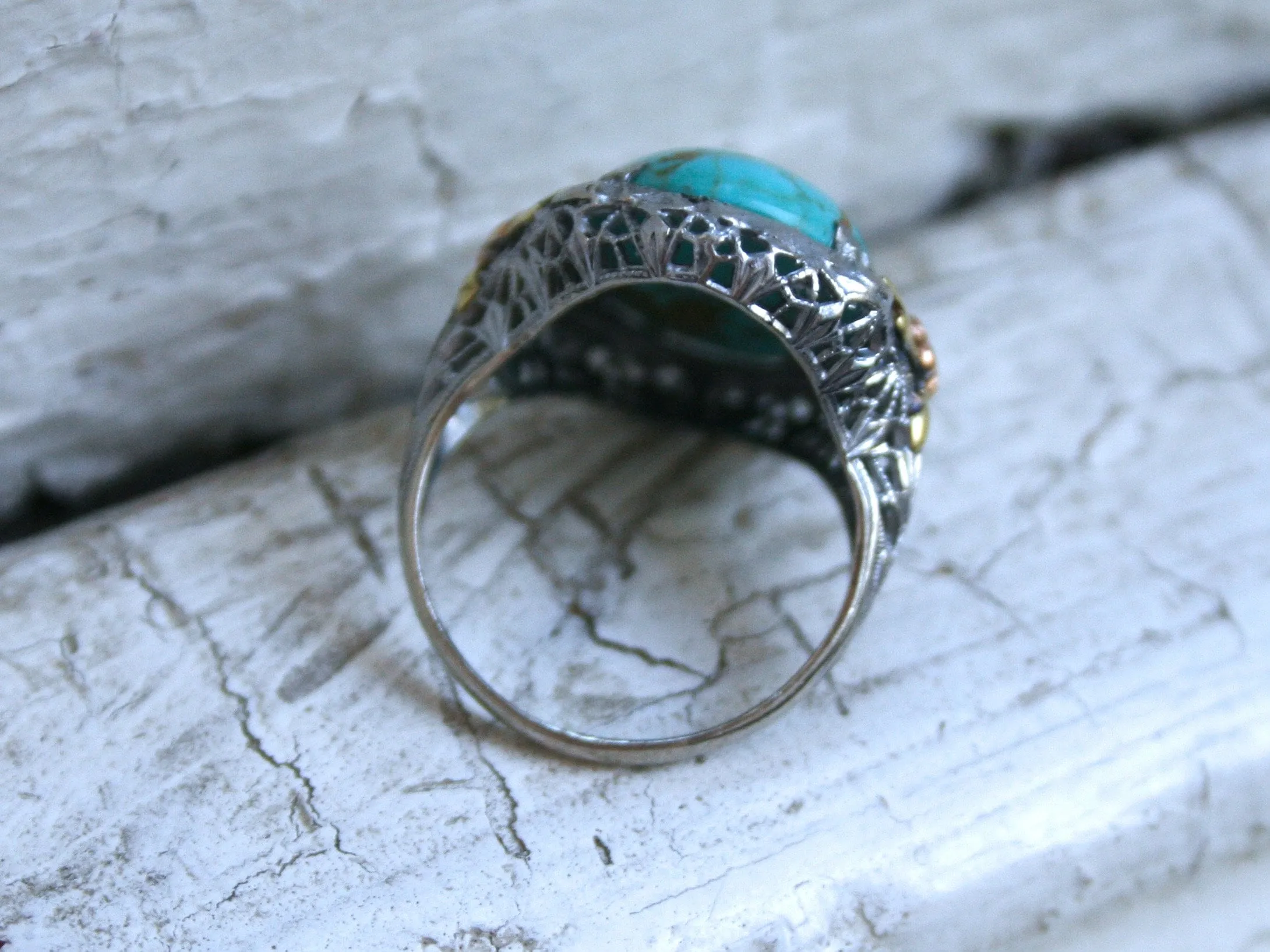 Wonderful Vintage 10K White, Yellow, and Rose Gold Turquoise Ring.