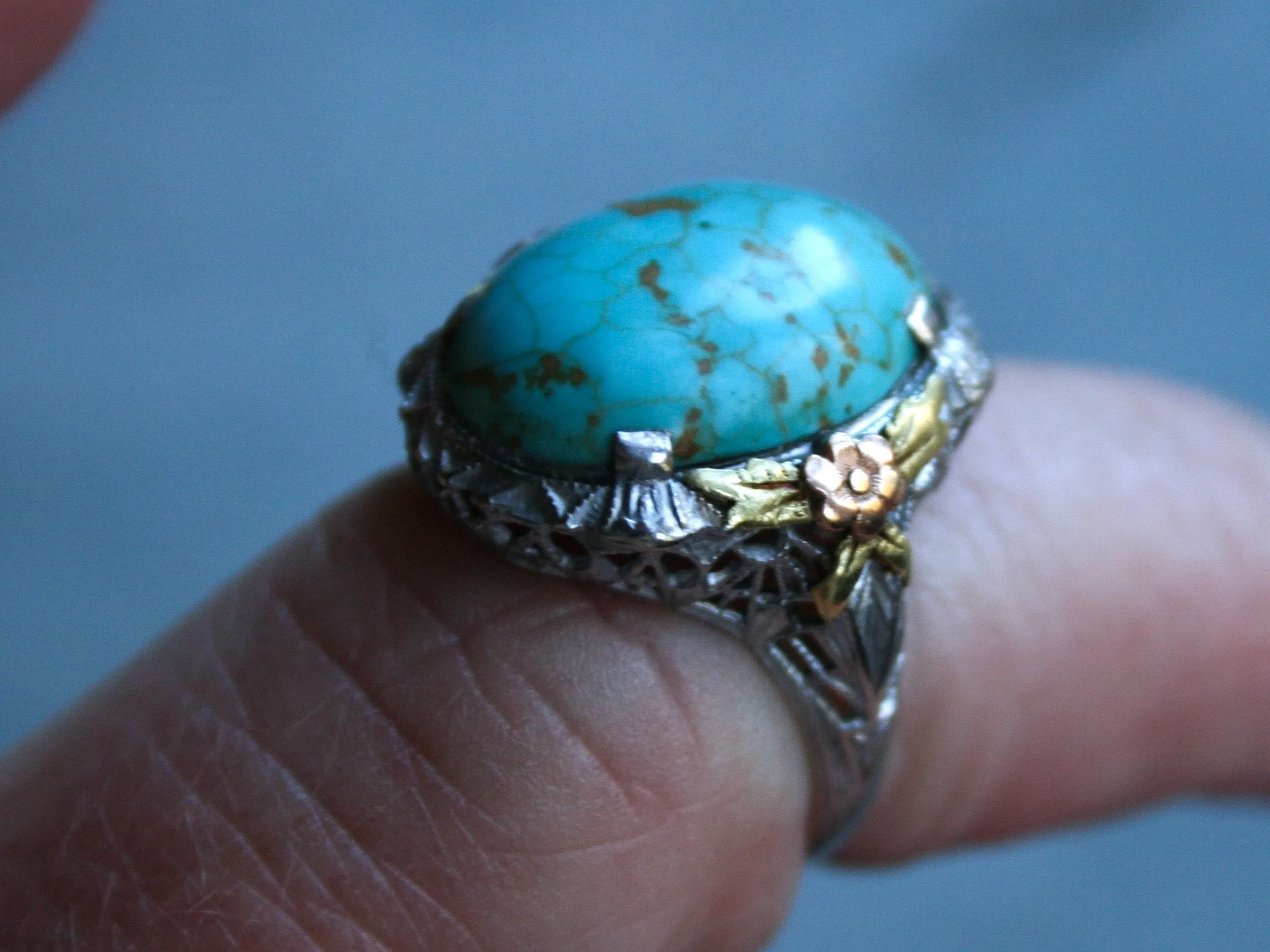Wonderful Vintage 10K White, Yellow, and Rose Gold Turquoise Ring.