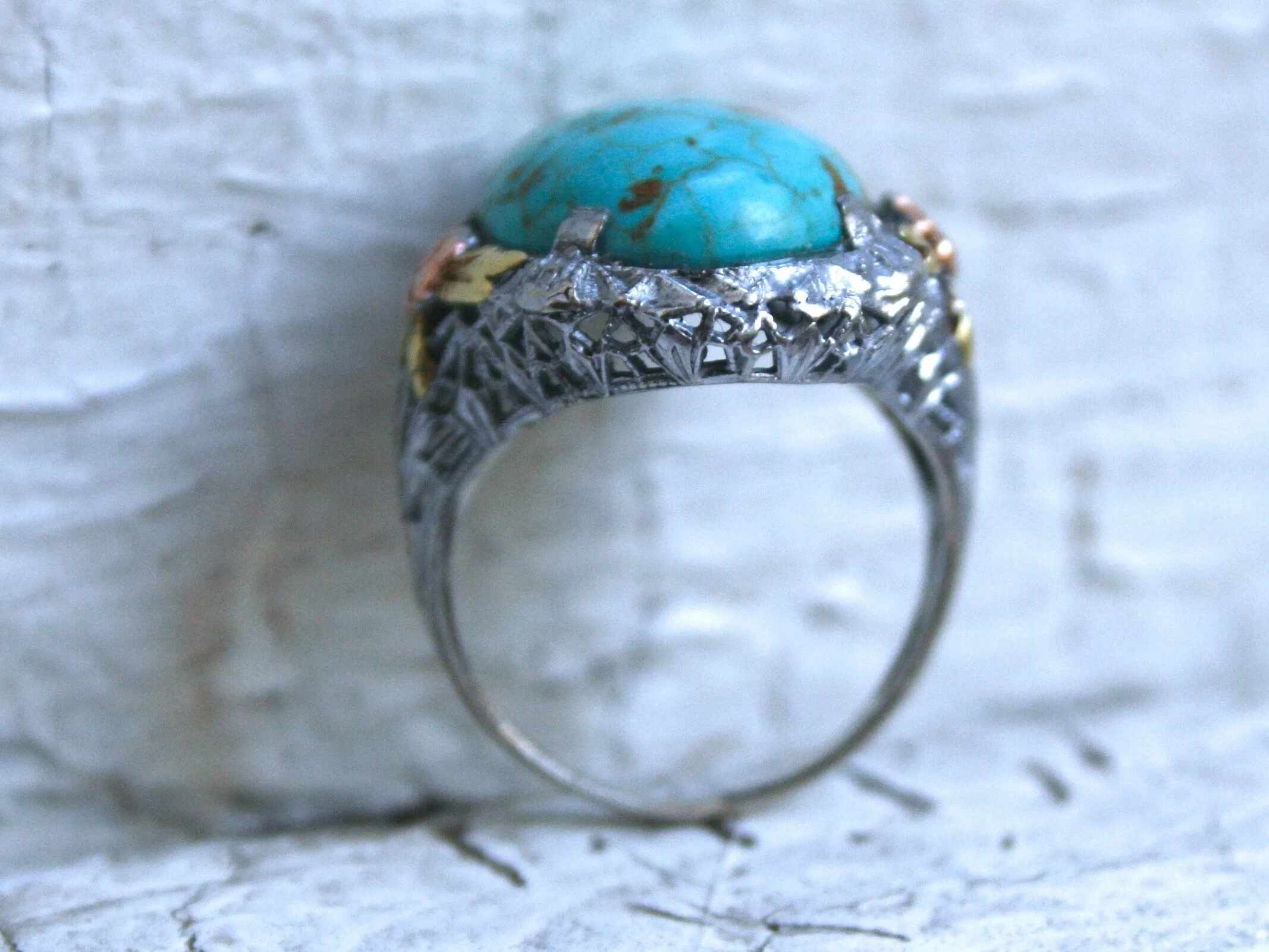 Wonderful Vintage 10K White, Yellow, and Rose Gold Turquoise Ring.