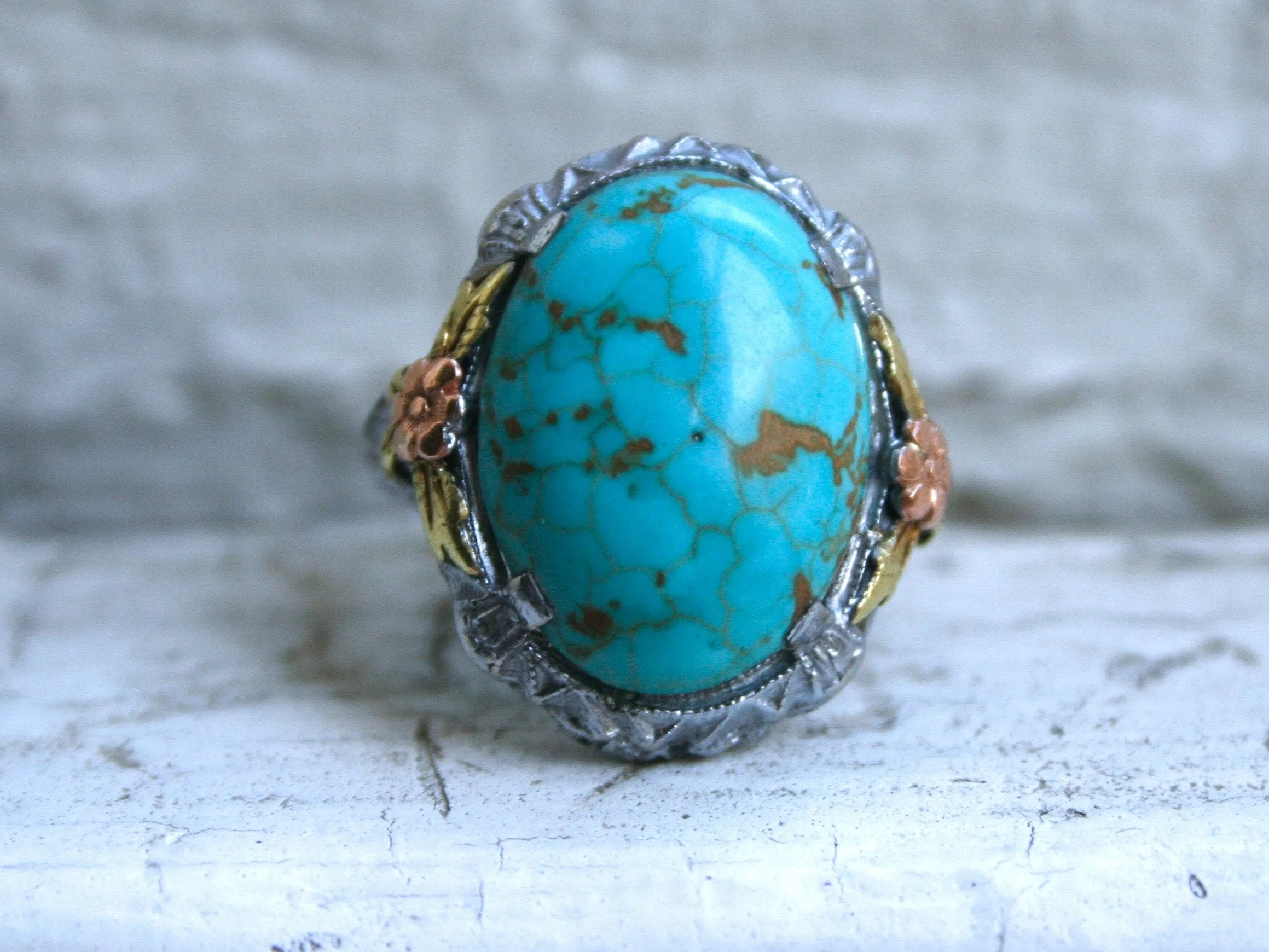 Wonderful Vintage 10K White, Yellow, and Rose Gold Turquoise Ring.